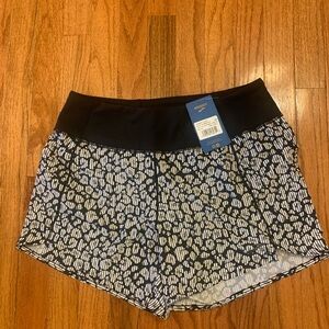 Brooks Black and White Chaser Shorts-size Medium-New With Tags